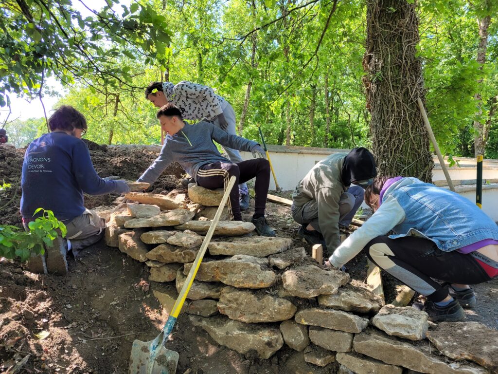 Patrimoine bâti. Les jeunes de 20h chrono reconstruisent un mur de pierre pour leur premier emploi