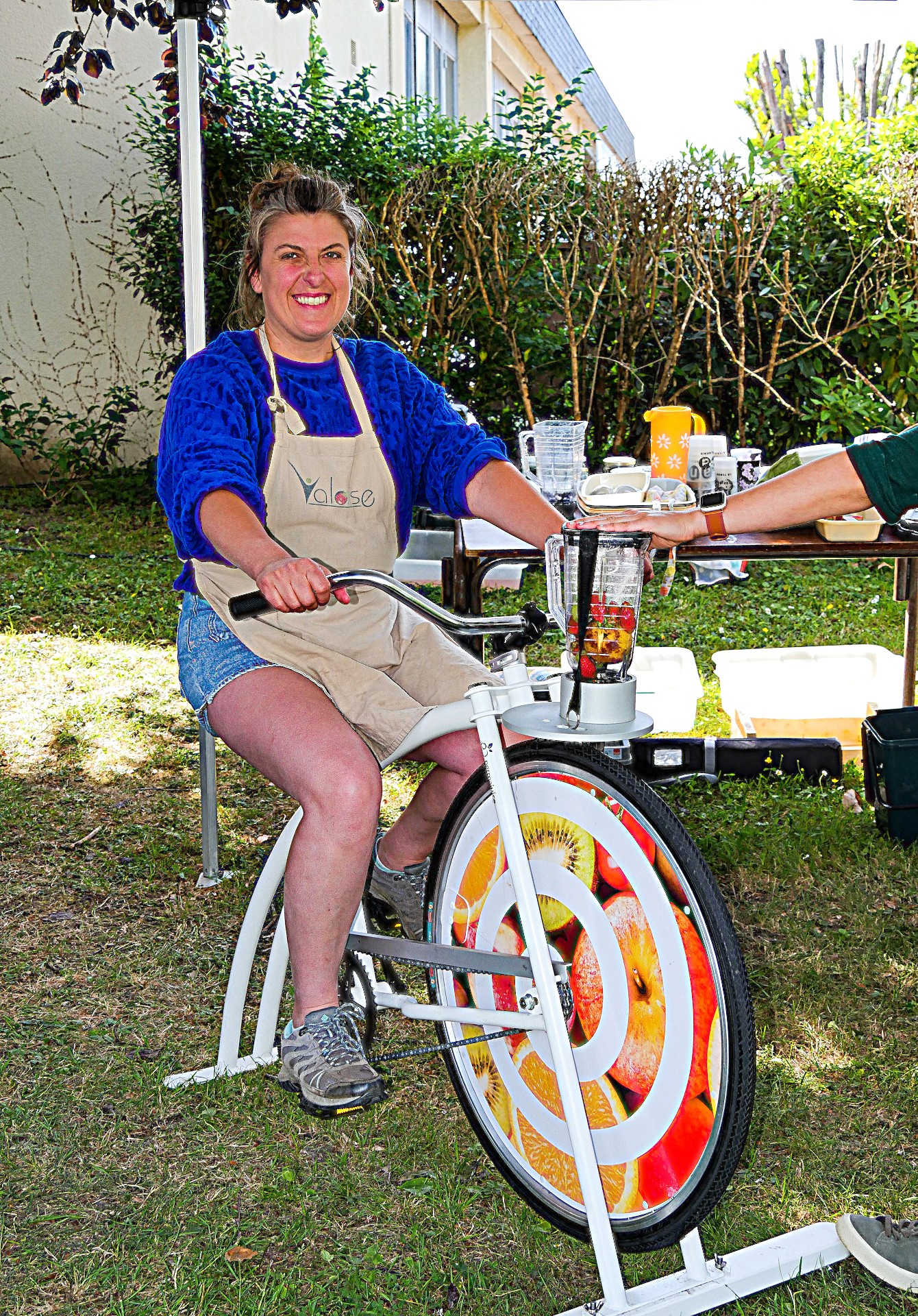 Femme pédalant sur un vélo pour fabriquer un smoothie