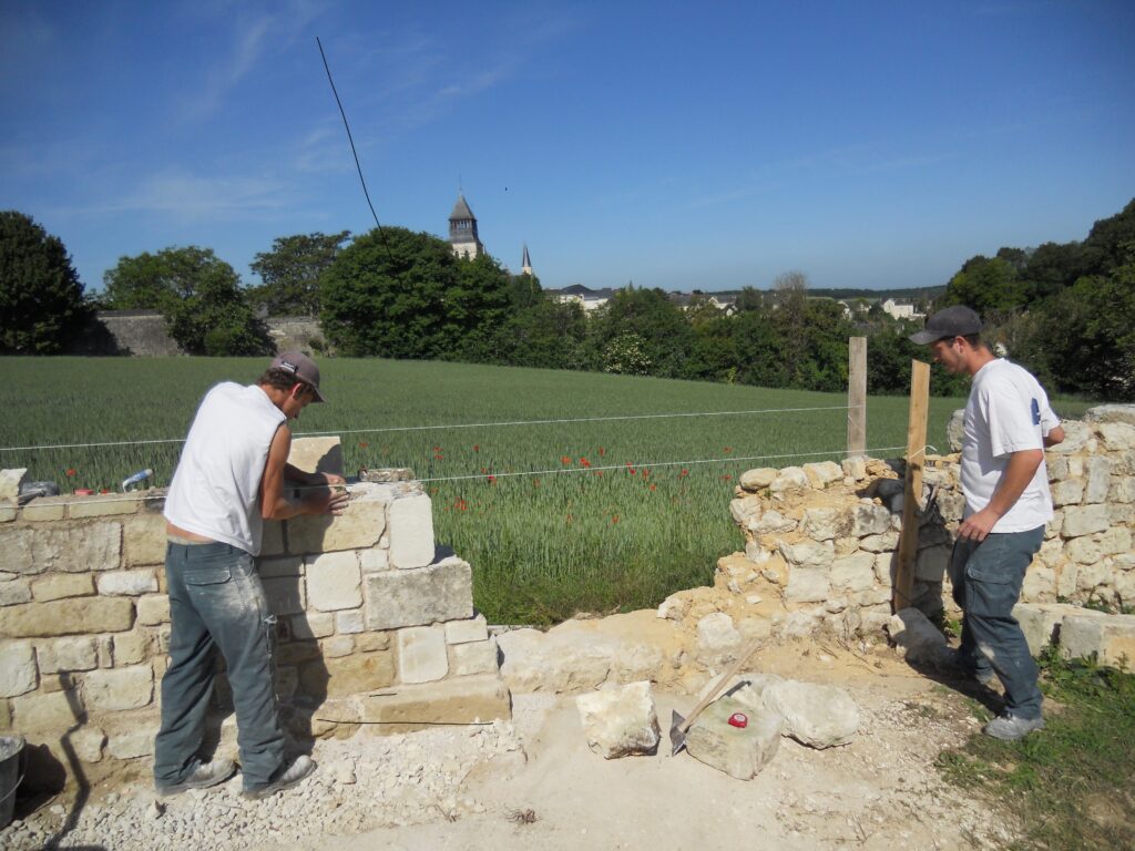 Patrimoine bâti. Mur pierre Fontevraud