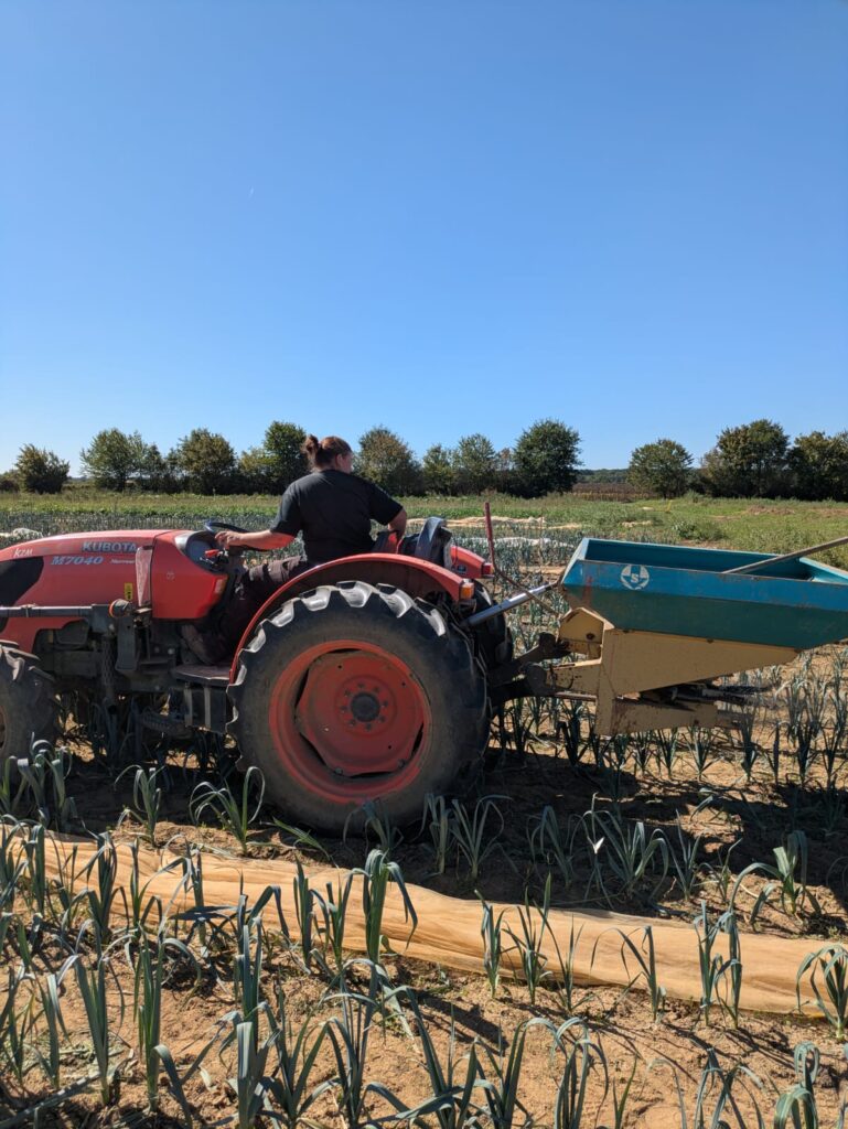 Un semoir et un épandeur d’engrais